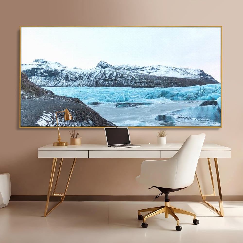 Tablou canvas cu tablou canvas cu peisaj glaciar, in rama de aluminiu auriu, pe perete intr-un birou